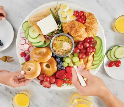 Tabla de desayuno de atún de aleta amarilla en E.V.O.O. con limón real y eneldo