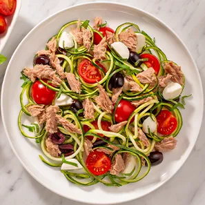 Ensalada de atún con fideos de calabacín