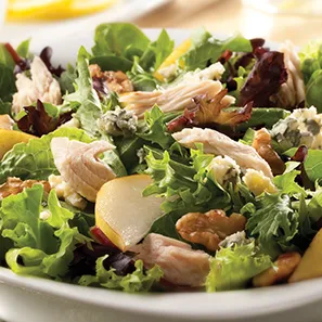 Ensalada de gorgonzola y pera con aderezo de miel y Dijon