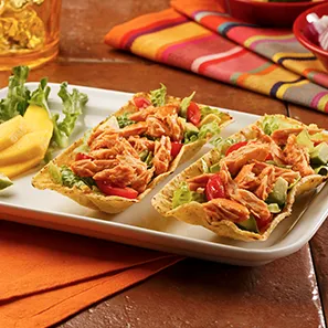 Barquitos de tortillas picantes con salmón y mango
