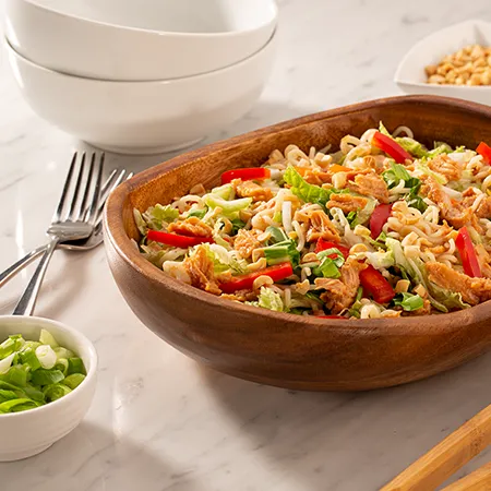 Ensalada de ramen con pollo teriyaki