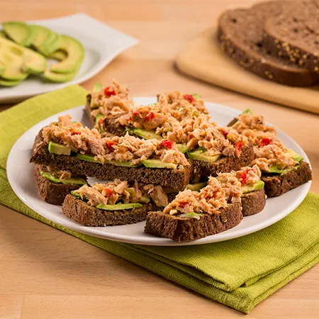 Pan tostado con atún, aguacate y jalapeños