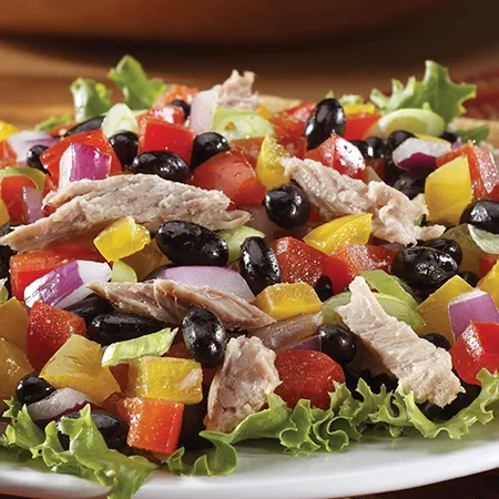 Ensalada de atún con frijoles negros y pimiento