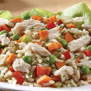 Arroz integral y ensalada de atún