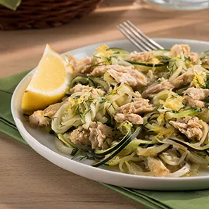 Tallarines de calabacín y salmón con eneldo y limón