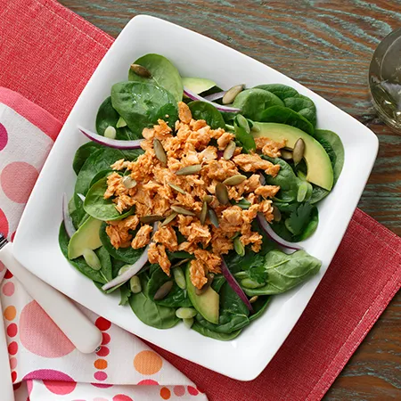 Ensalada de espinaca y salmón en mango y chipotle