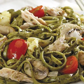 Pasta con albahaca, pesto y atún