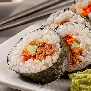 Rollos de sushi de atún estilo coreano