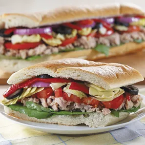 Baguette mediterránea con atún y vegetales