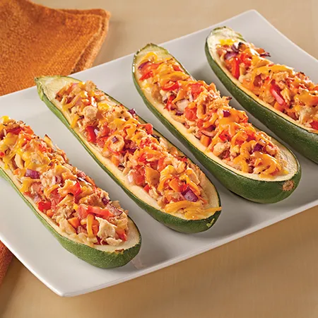 Barquitos de calabacita rellenos de albacora y vegetales frescos