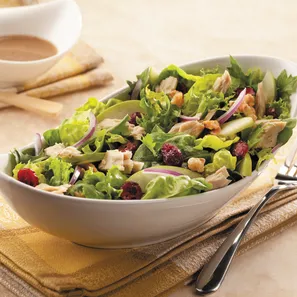 Ensalada de atún fresca del huerto