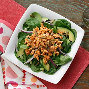 Ensalada de espinaca y salmón en mango y chipotle