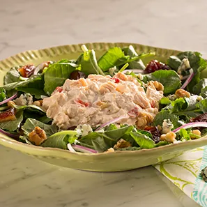 Ensalada de pollo con espinacas y col rizada