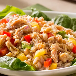 Sabrosa ensalada de farro con pollo con limón y pimienta