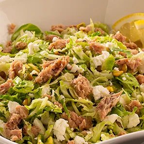 Ensalada de coles de Bruselas con atún y limón