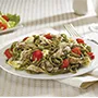 Pasta con albahaca, pesto y atún