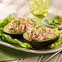 Ensalada rápida de pollo en un aguacate