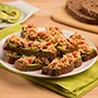 Pan tostado con atún, aguacate y jalapeños