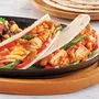 Fajitas de pollo estilo suroeste con ensalada de maíz y frijoles