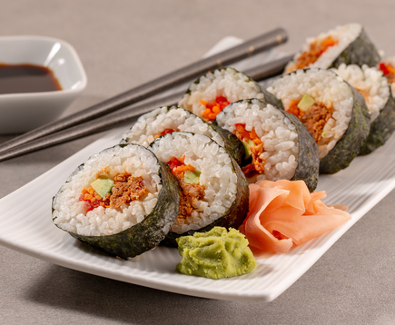 rollos-de-sushi-de-atún-estilo-koreano