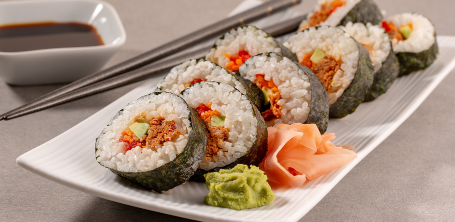 Rollos de sushi de atún estilo coreano