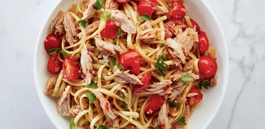 Pasta de atún de aleta amarilla con pimientos rojos machacados y aceite de oliva extra virgen