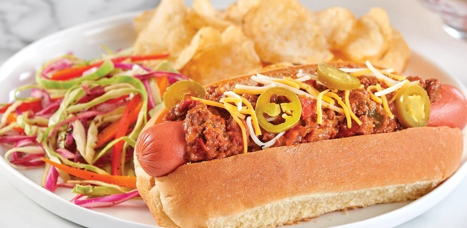 Hot dog y chili con carne de res con BBQ dulce